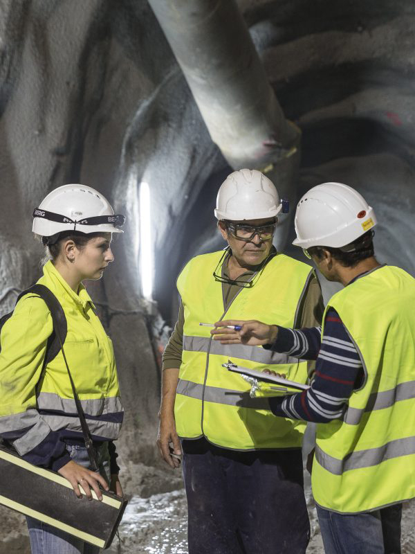 trabajadores en obra de alnooequity agroman